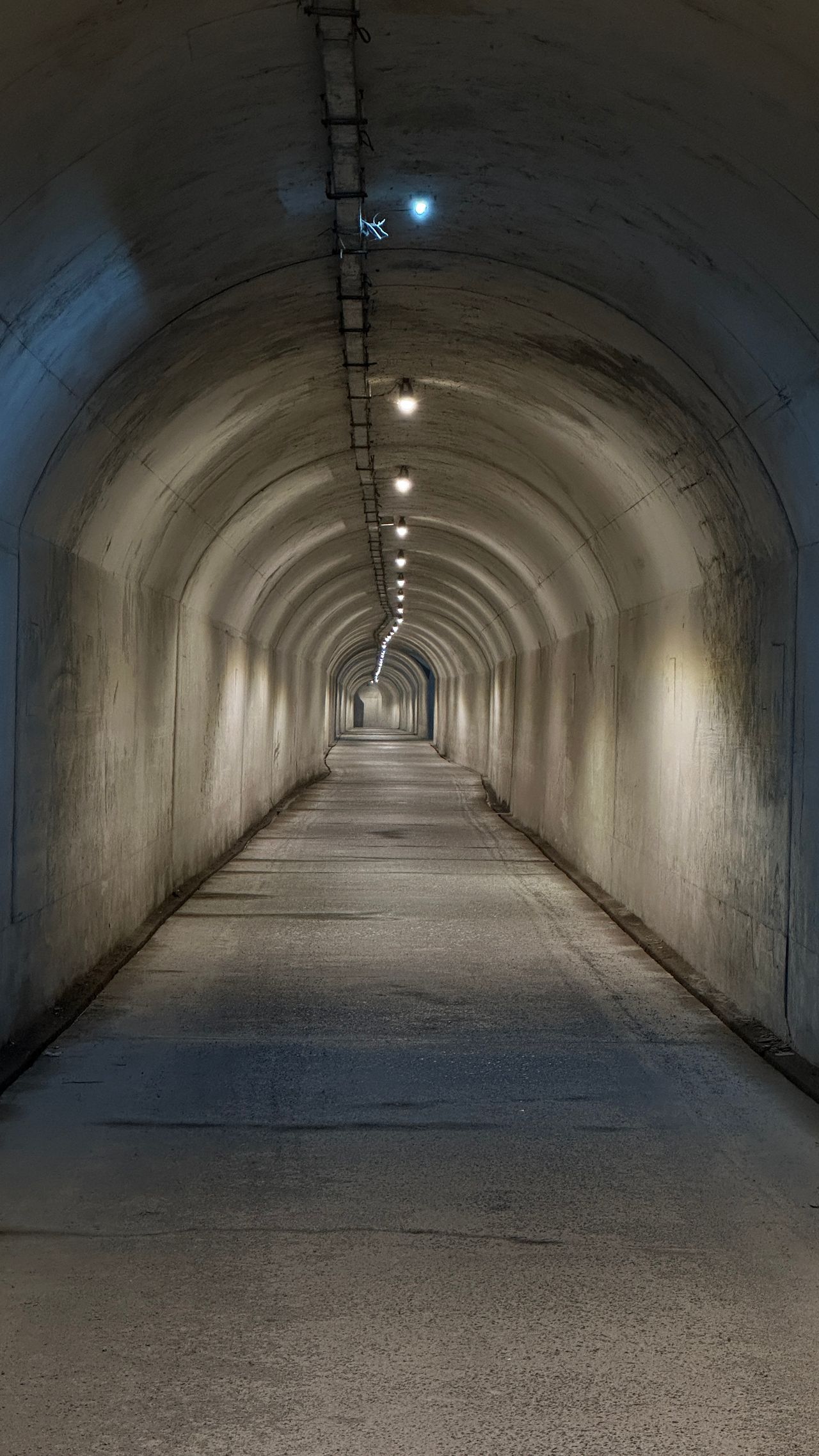 Underground shelter access tunnel